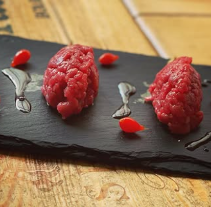 Tartare di manzo impiattata su ardesia