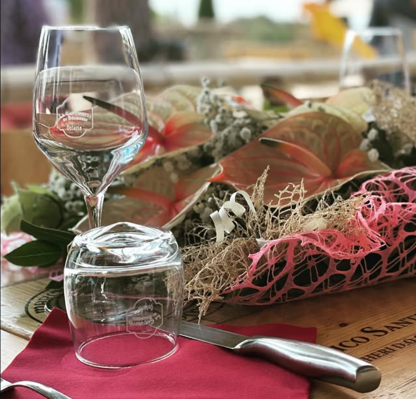 Calice con logo della Cantinetta di Bolgheri