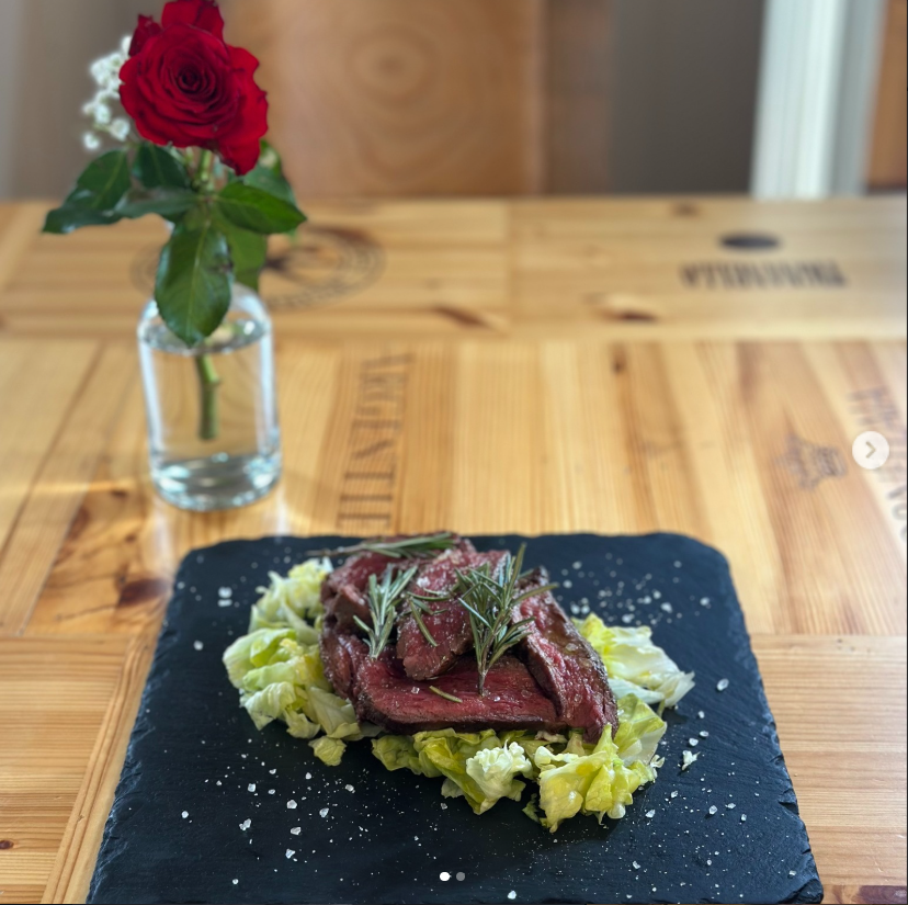 Tagliata di manzo al rosmarino, servita su ardesia