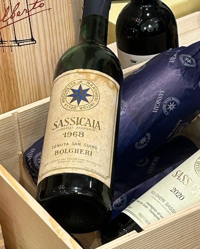 Bottiglia di Sassicaia 1968 in cassa di legno